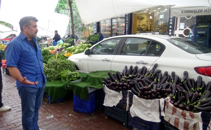 Otomobil sebze ve meyveler arasında kaldı