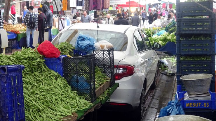 Otomobil sebze ve meyveler arasında kaldı