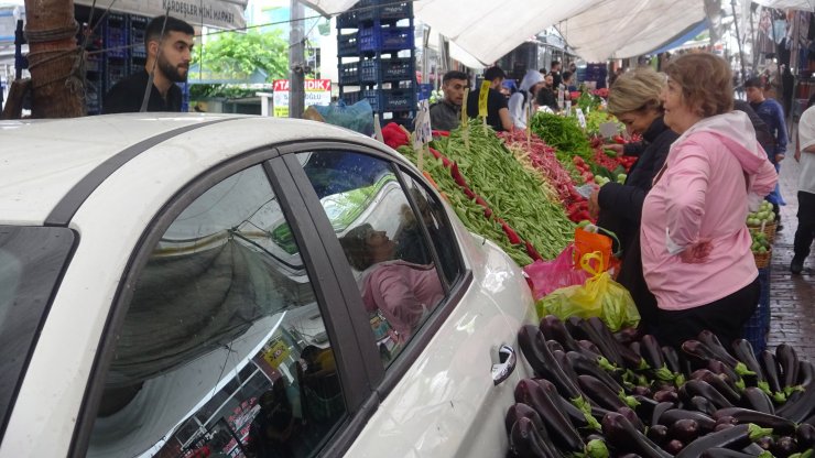 Otomobil sebze ve meyveler arasında kaldı