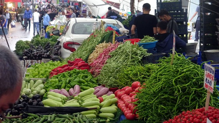 Otomobil sebze ve meyveler arasında kaldı