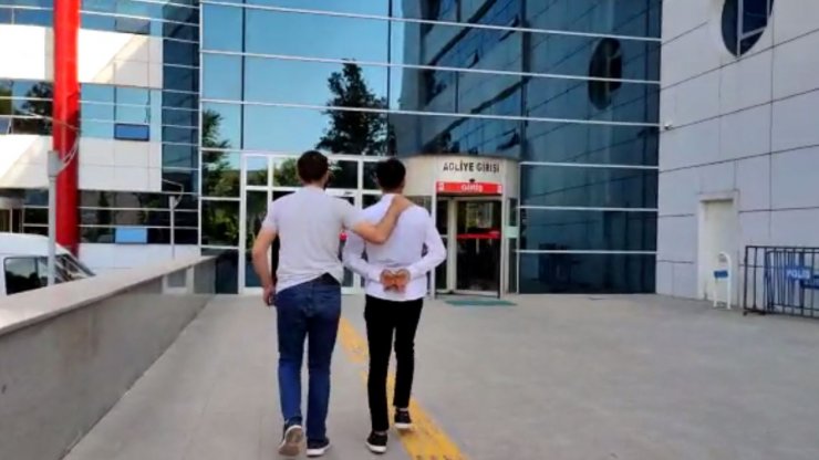 Otomobildeki uyuşturucuya 3 gözaltı