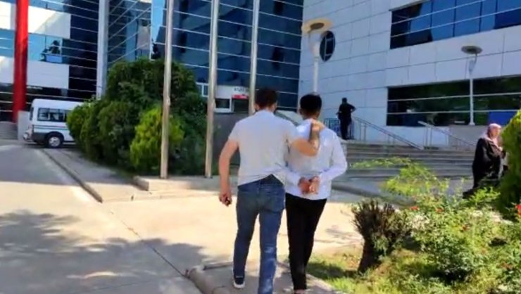 Otomobildeki uyuşturucuya 3 gözaltı