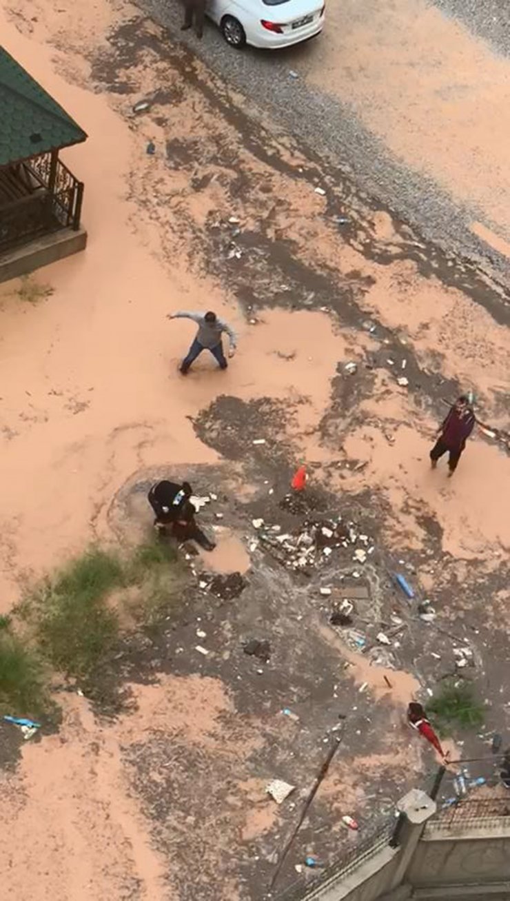 Sağanakla su dolan çukura düştü