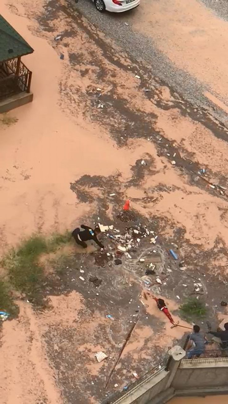 Sağanakla su dolan çukura düştü