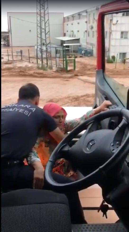 Selde otomobilde mahsur kalan 3 kişilik ailenin kurtarılma anı kamerada