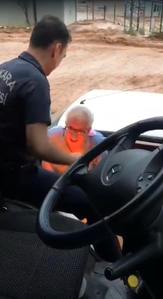 Selde otomobilde mahsur kalan 3 kişilik ailenin kurtarılma anı kamerada