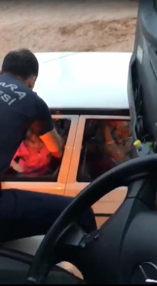 Selde otomobilde mahsur kalan 3 kişilik ailenin kurtarılma anı kamerada