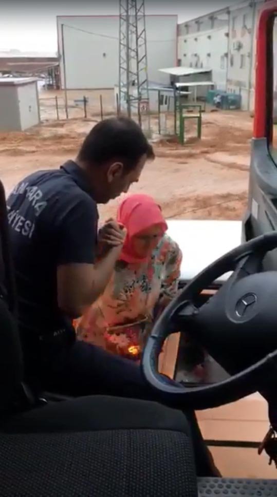 Selde otomobilde mahsur kalan 3 kişilik ailenin kurtarılma anı kamerada