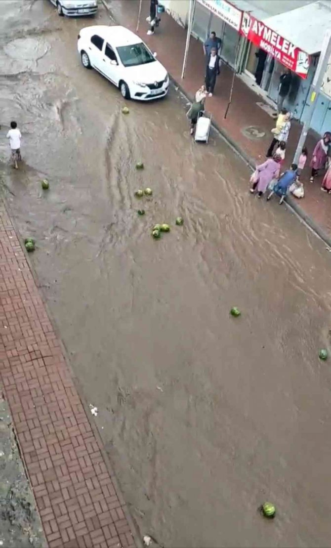 Selde sürüklenen karpuzları vatandaşlar kurtarmaya çalıştı