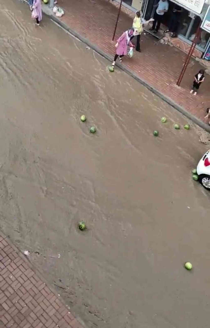 Selde sürüklenen karpuzları vatandaşlar kurtarmaya çalıştı