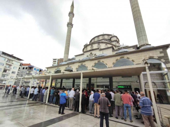 Serinlemek için girdiği Fırtına Deresi’nde boğulan genç son yolculuğuna uğurlandı