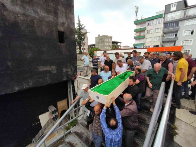 Serinlemek için girdiği Fırtına Deresi’nde boğulan genç son yolculuğuna uğurlandı