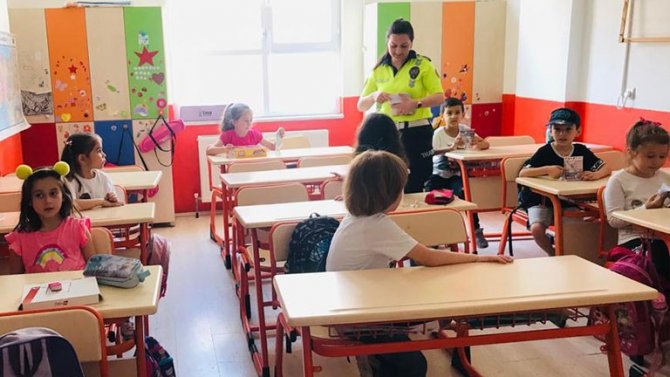 Servis denetiminde kemer takan örnek öğrencileri polisler ödüllendirdi