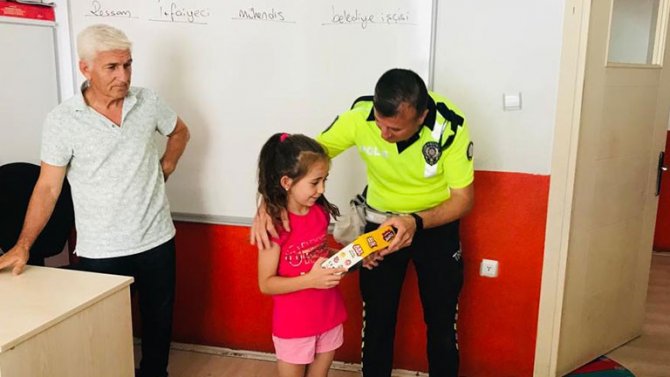Servis denetiminde kemer takan örnek öğrencileri polisler ödüllendirdi
