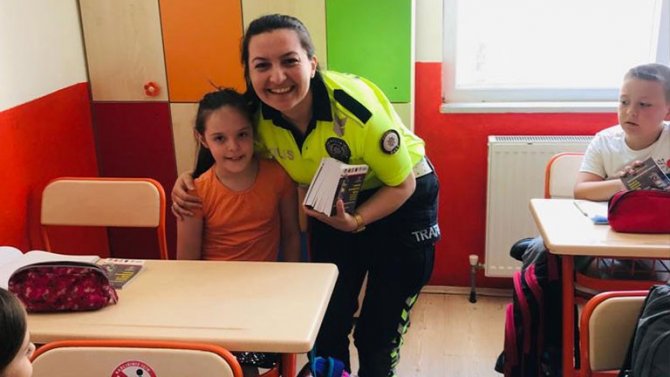 Servis denetiminde kemer takan örnek öğrencileri polisler ödüllendirdi