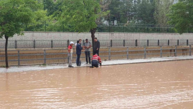 Şiddetli yağış sonrası caddeler göle döndü