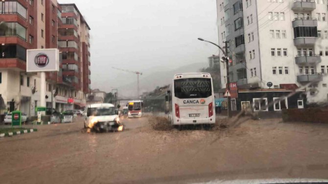 Şiddetli yağış sonrası caddeler göle döndü