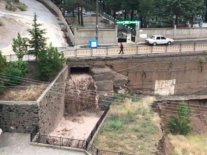 Şiddetli yağış sonrası caddeler göle döndü