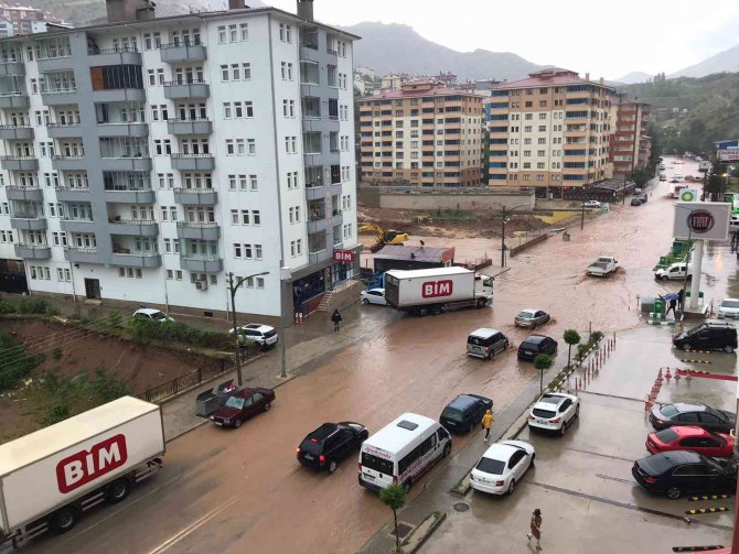 Şiddetli yağış sonrası caddeler göle döndü