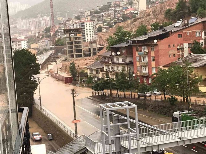 Şiddetli yağış sonrası caddeler göle döndü