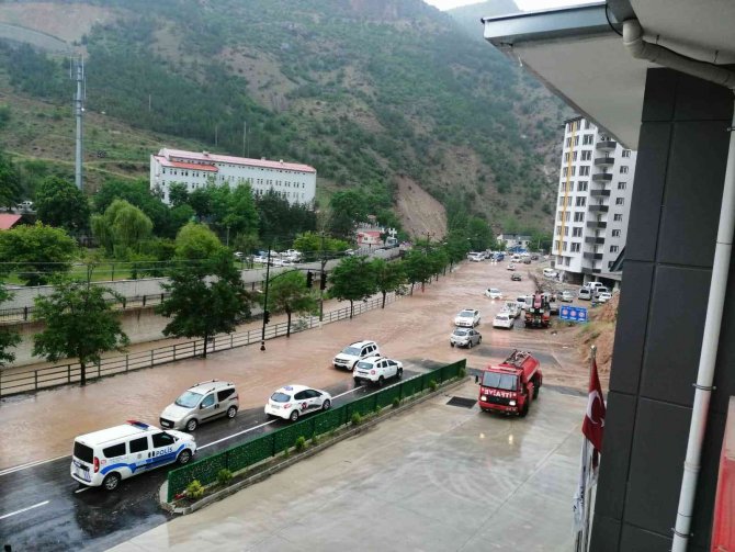 Şiddetli yağış sonrası caddeler göle döndü