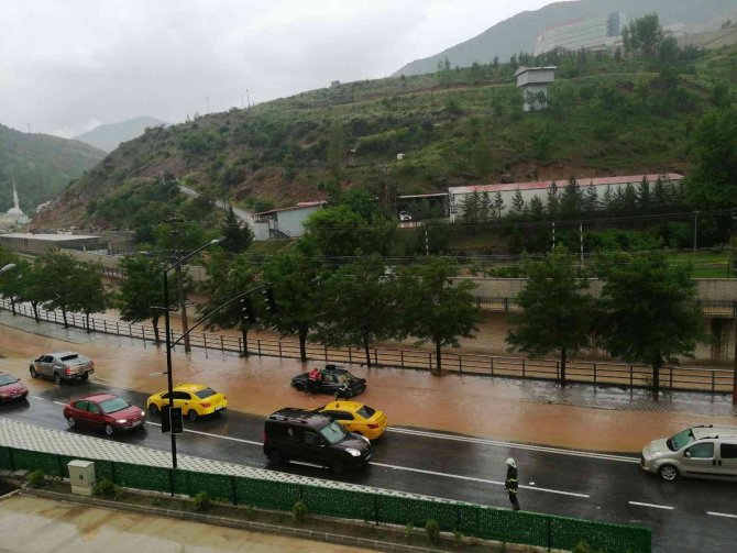 Şiddetli yağış sonrası caddeler göle döndü