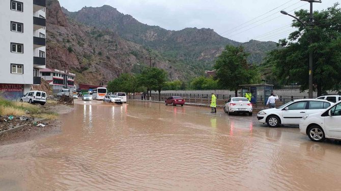 Şiddetli yağış sonrası caddeler göle döndü