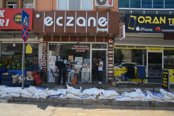 Su baskınına karşı kum torbalı önlem