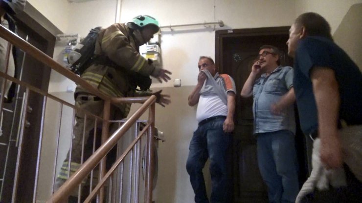 Tamirden gelen çamaşır makinesi alev aldı: 4 kişi dumandan etkilendi