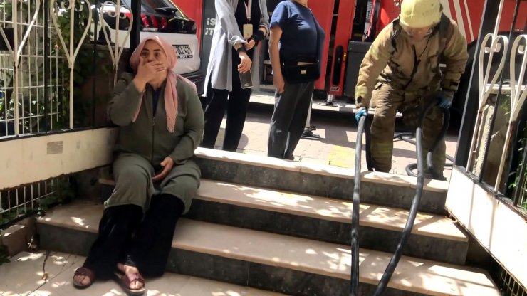 Tamirden gelen çamaşır makinesi alev aldı: 4 kişi dumandan etkilendi