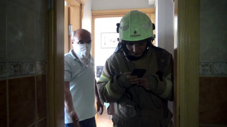 Tamirden gelen çamaşır makinesi alev aldı: 4 kişi dumandan etkilendi