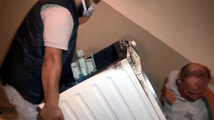 Tamirden gelen çamaşır makinesi alev aldı: 4 kişi dumandan etkilendi
