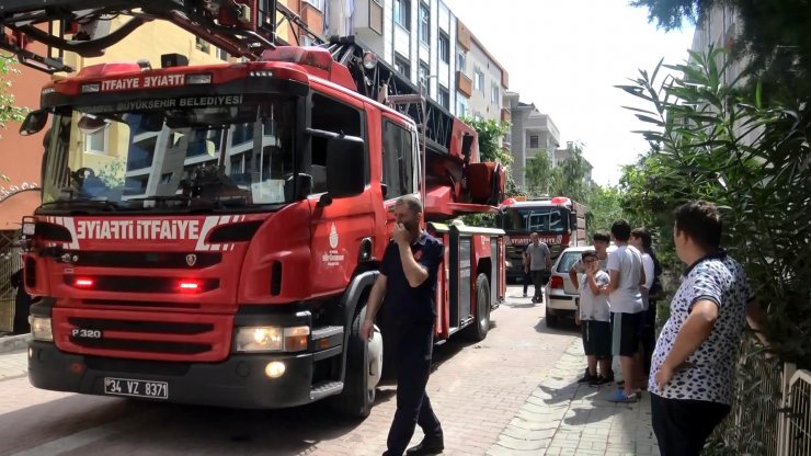 Tamirden gelen çamaşır makinesi alev aldı: 4 kişi dumandan etkilendi