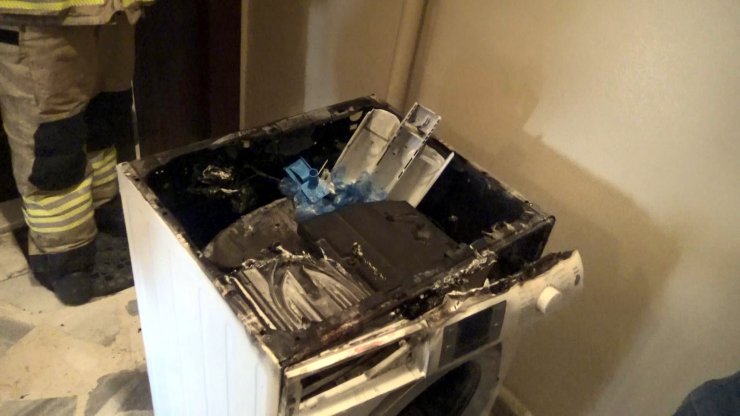 Tamirden gelen çamaşır makinesi alev aldı: 4 kişi dumandan etkilendi