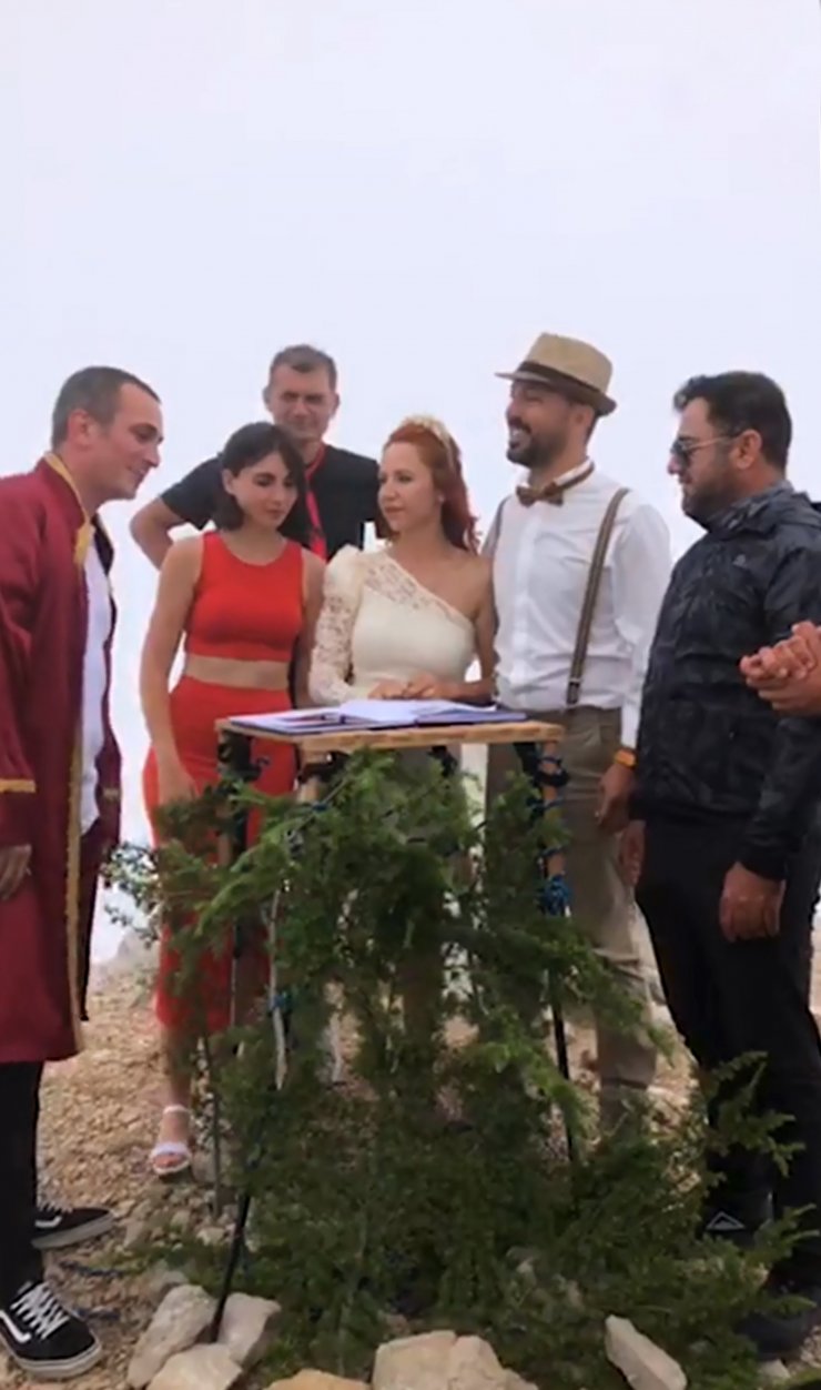 Tanıştıkları dağın zirvesinde nikahları kıyıldı