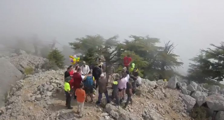 Tanıştıkları dağın zirvesinde nikahları kıyıldı