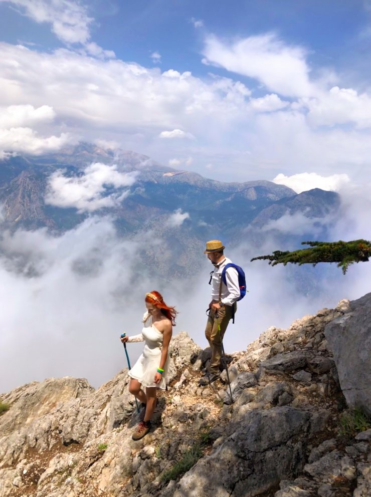 Tanıştıkları dağın zirvesinde nikahları kıyıldı