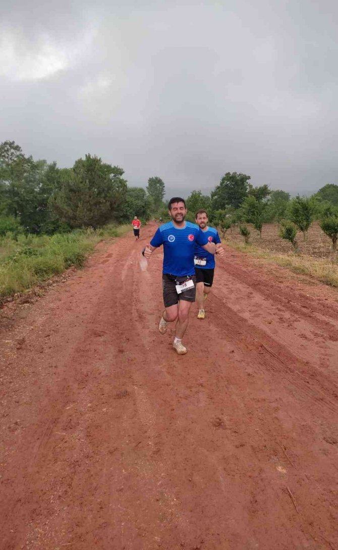 Yağmur çamur demeden dostluk için koştular