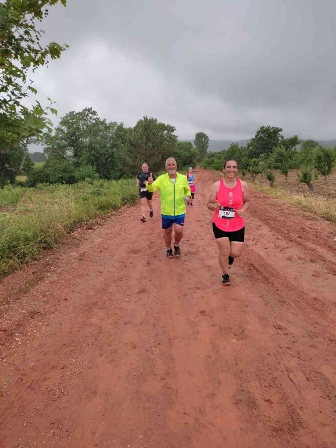 Yağmur çamur demeden dostluk için koştular