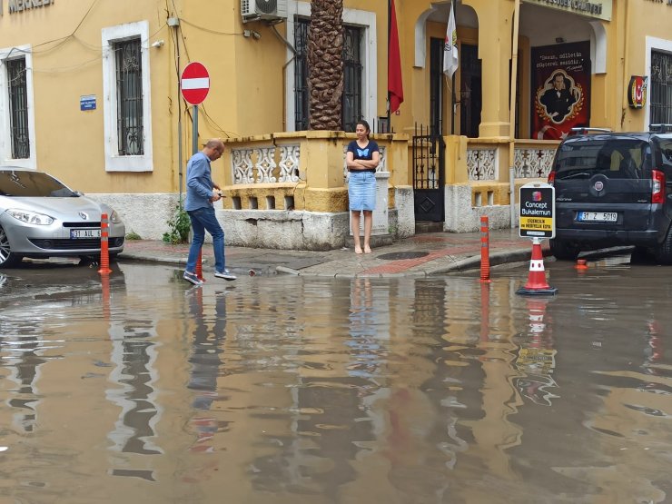 3 ilde sağanak etkili oldu; ev ve iş yerlerini su bastı