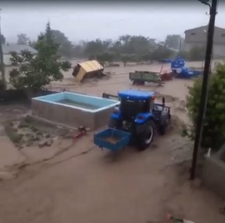 3 ilde sağanak etkili oldu; ev ve iş yerlerini su bastı