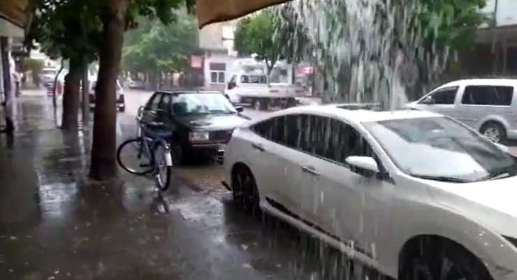 3 ilde sağanak etkili oldu; ev ve iş yerlerini su bastı