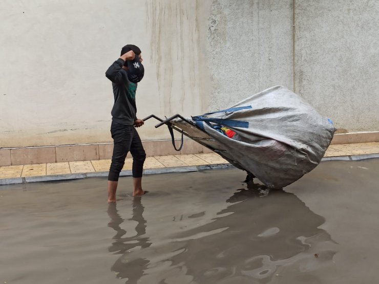 3 ilde sağanak etkili oldu; ev ve iş yerlerini su bastı