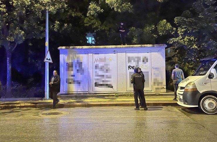 Anahtarını almak için çıktığı trafoda mahsur kaldı