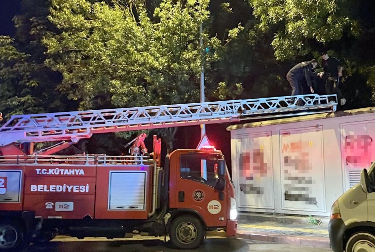 Anahtarını almak için çıktığı trafoda mahsur kaldı