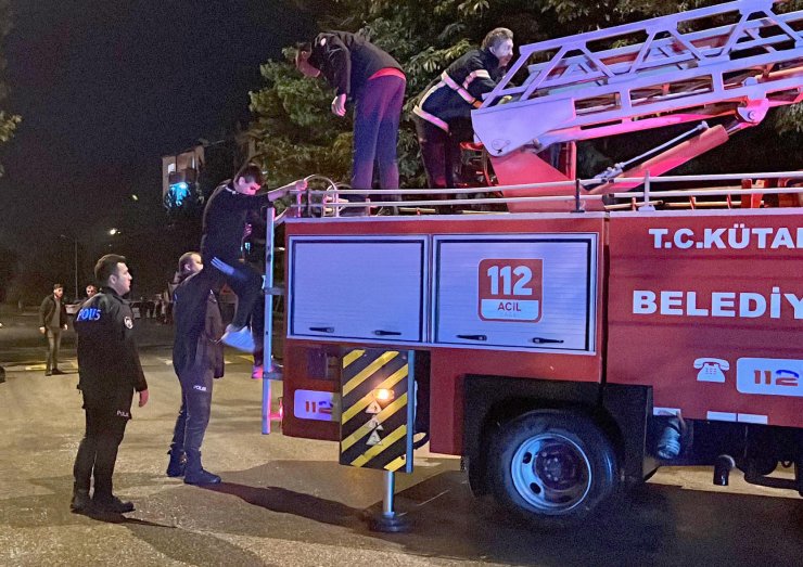 Anahtarını almak için çıktığı trafoda mahsur kaldı