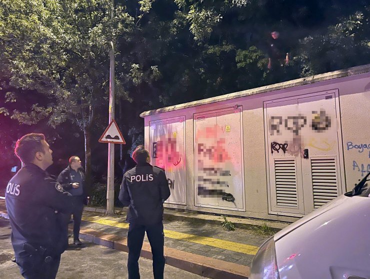 Anahtarını almak için çıktığı trafoda mahsur kaldı