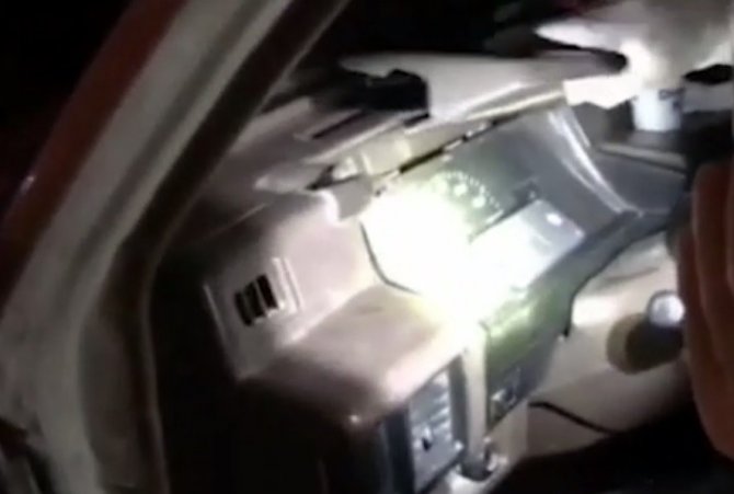 Aracın gösterge panelinde sıvı bonzai çıktı