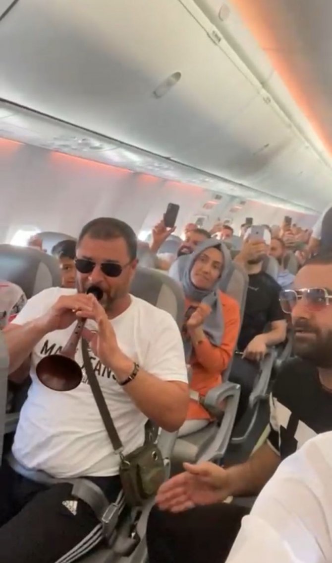 Baba ve oğul uçakta zurnalı, davullu eğlence yaptı