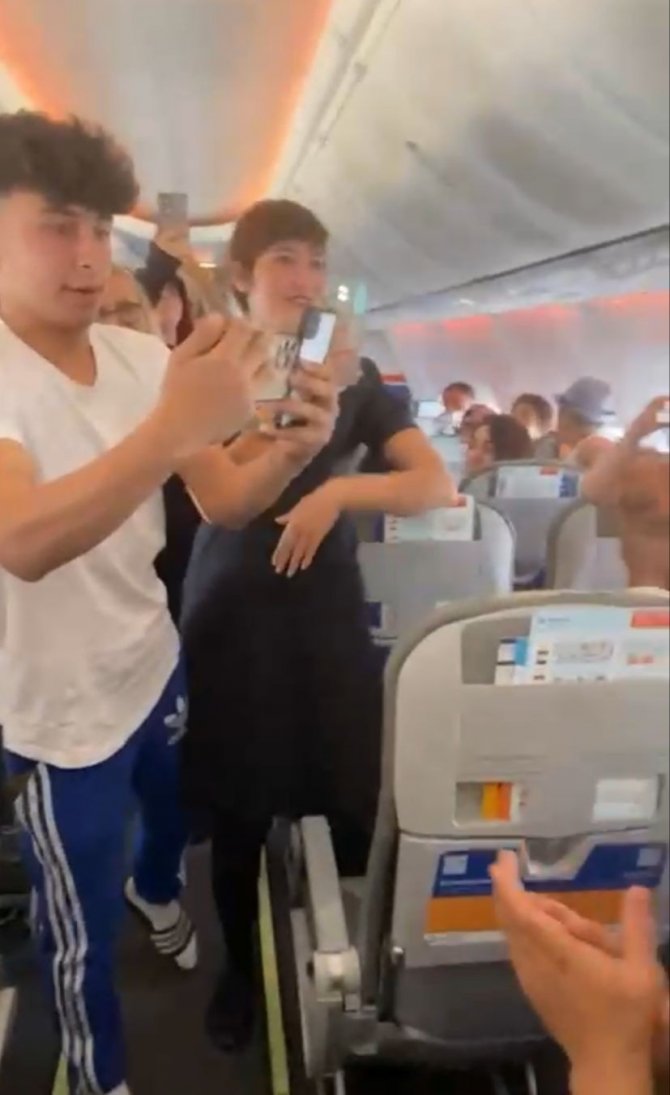 Baba ve oğul uçakta zurnalı, davullu eğlence yaptı
